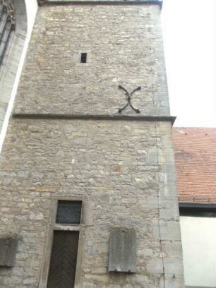 Stadtkirche-Kirchturm von Osten (im Kern 14 Jh)-Basis und unteres Mittelgeschoß mit Werksteinen im Mauersteinverband (einst auch Teil der Stadtbefestigung als Wach- und Wehrturm)