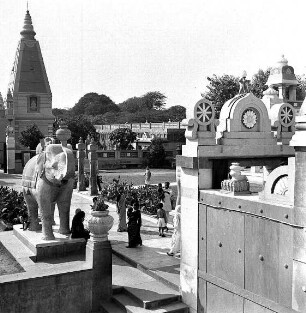 "Unterwegs". Buddhistischer Tempel : Indien. "Unterwegs". Buddhistischer Tempel
