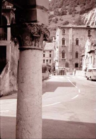 Vittorio Veneto: Säule einer Arkade am Piazza