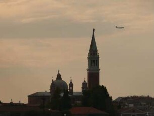 Landeanflug einer Maschine über der Kirche San Giorgio Maggiore