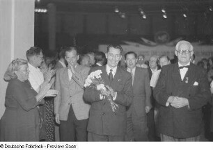 Jean Frédéric Joliot-Curie (Mitte) mit weiteren Teilnehmern der Tagung des Weltfriedensrates