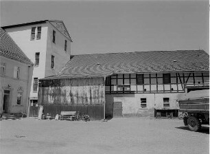 Langenbernsdorf (Kreis Werdau). Cahnesmühle (Mahlmühle), Hauptstr.6. Mühlengebäude und Nebengebäude. 1920, 19.Jh. Hofansicht