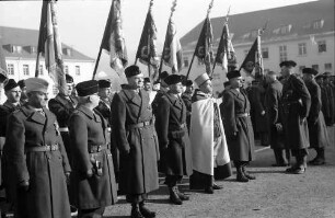 Freiburg: Jean-Bart-Kaserne; General Carolet küsst Fahnen