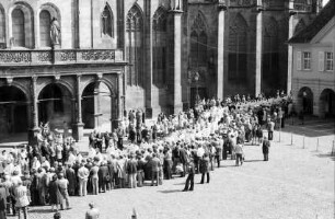 Freiburg: Spalier in das Münster, vom Kaufhaus