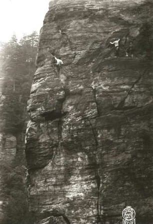 Böhmische Schweiz, Elbtal, rechtes Ufer (Labské údolí - Pravý břeh ). Gamsspitze (Kamzičí hrot). Seilschaft Schöne im Elbweg (Labská cesta, VIIa)