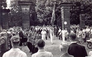 Sportfest "Das grosse Spiel" am 13.07.1957. Umzug von Sportlern durch das Schlossgartentor zur Lange Straße. Detmold. Lange Str. Papierabzug