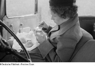 Renate Rössing im Auto