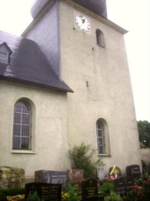 Kirchturm von Süden (frühgotischer Chorturm mit Turmchor-Glockenstube und Zwiebeldach um 1700) sowie Langhaus (Neubau um 1700 auf gotischem Vorgänger)