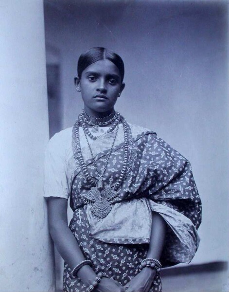 Singhalesin of Kandy in festive jewellery