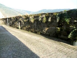 Stadtbefestigung-Stadtmauer der Vorderstadt über Fischergasse mit erhaltener Basis (Wehrgang mit Steinbrüstung im 19 Jh abgetragen) im Verlauf nach Nordosten