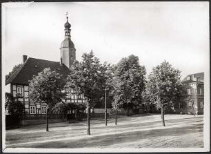 Evangelisches Pfarramt mit Turm der Nikolaikirche
