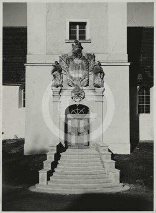 Freitreppe und Portal am Kirchturm der katholischen Filialkirche Langenöls