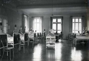 Städtisches Klinikum. Chirurgische Abteilung - Krankensaal für weibliche Patientinnen