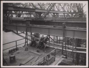 Hafenarbeiter entweder am Überseehafen Bremen oder am Hafen Hamburg