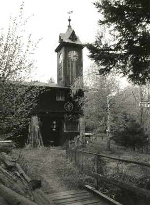 Cossebaude-Niederwartha, Tännichtgrundstraße 18. Alte Hofemühle (1851/1900). Nebengebäude mit Uhrturm