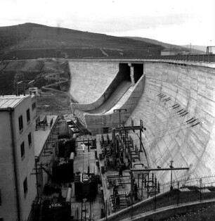 Staumauer und Kraftwerk