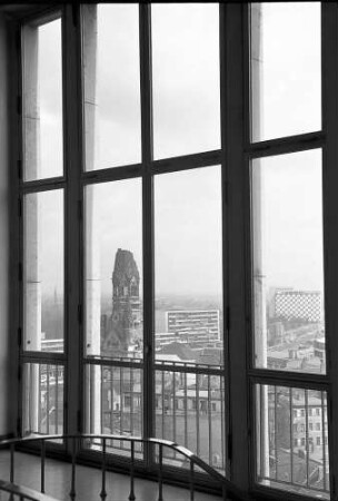 Berlin: Blick vom Treppenhaus auf Ruine der Gedächtniskirche