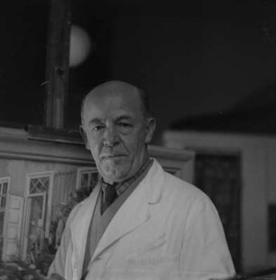 Porträt des Malers Karl Kröner in seinem Atelier