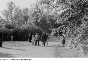 Spaziergänger in einem Park