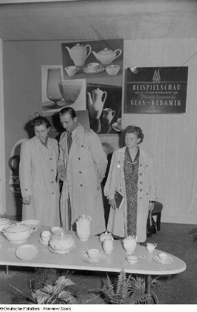 Besucher an einem Porzellanstand, Herbstmesse 1953