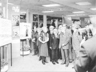 Erich Mückenberger besucht eine Ausstellung der DSF