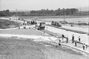 Freiburg-Nord: Einfahrt und See von der Brücke
