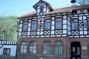 heutige Gemeindeverwaltung, vorher Schulbau, reicher Fachwerkschmuck, Ende 19. Jh. erbaut