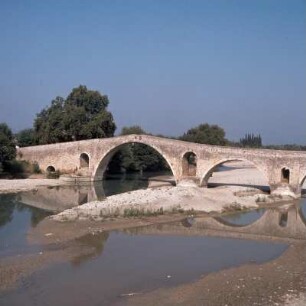 Die Brücke von Arta über den Arachthos-Fluss
