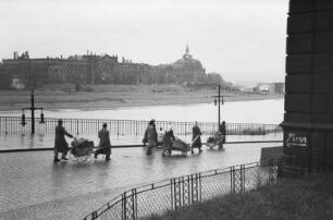 Dresden. "Flüchtlingselend". Umsiedler am Terrassenufer, auf Schlossplatz und Georgij-Dimitroff-Brücke (Augustusbrücke), 1945