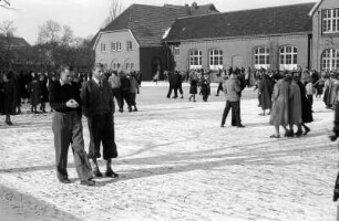 Bückeburg : In Bückeburg, Schulhof Gymnasium Adolfinum (Turnhalle), vorn links Hubertus Graf zu Münster und xxx