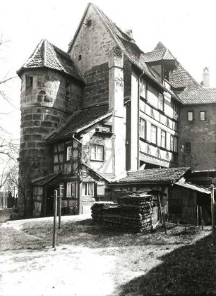 Nürnberg. Fachwerkhaus in der Altstadt mit Bastion der Stadtbefestigung