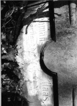 Grabstein 338 (Index: 99791729) Material: grauer Sandstein Maße HxBxT: 142x75x29 cm Besonderheit: kulturhistorisch wertvoll / hist.-wiss. Gründe (Gemeindestellung): Grabstein 338 (Detailaufnahme)