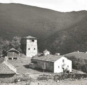 Tschiprowzi, Bulgarien. Kloster des Hl. Ivan Rilski (17. Jh. erweitert). Blick über die Klosteranlage gegen den Balkan