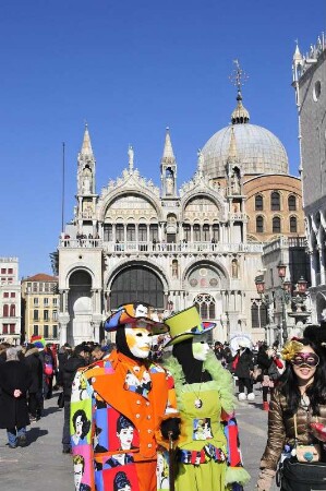 Karneval in Venedig : Maskenpaar vor der Markuskirche. Aufgenommen am Karnevaldienstag, dem 21. Februar 2012, am Markusplatz in Venedig