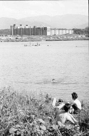 Freiburg i. Br.: Baggersee Landwassermatte mit Siedlung