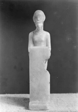 Amenophis IV. mit Stele
