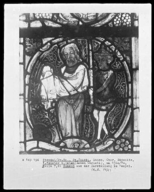 Südliches Chorfenster mit Szenen aus dem Leben Christi — Simeon und Tempeldiener aus der Darbringung des Christuskindes im Tempel