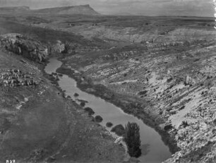 Mäander des Duero : Blick auf den Fluss Duero mit dem Pico de Frentes im Hintergrund