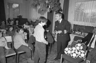 Städtisches Kinderheim in der Sybelstraße. Weihnachtsbescherung von Soldaten der Fregatte Karlsruhe für die Kinder