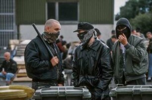 FAP-Treffen beim Rechtsextremisten Thorsten Heise in Northeim, am 04.06.94. hier: vermummte Neonazis