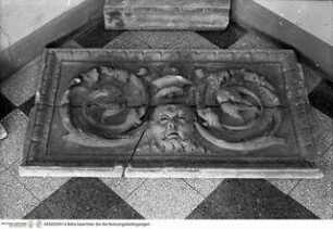 Fragmente einer Marmor(?)-Dekoration mit florealen, vegetabilen und Grotesken-Motiven, Maske mit Akanthus-Blättern