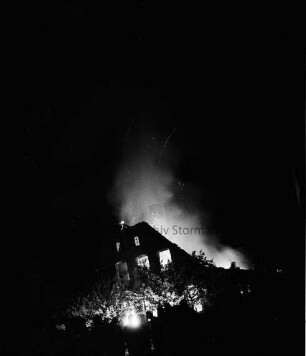 Langenjahren: Brand: Wohn- und Wirtschaftsgebäude von Landwirt Theophil Balkon: brennendes Gebäude: Nacht: im Vordergrund Feuerwehrmänner und Zuschauer