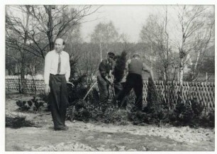 Waldfriedhof Kupferberg. Pflanzarbeiten, Männer setzten Bäume am Jägerzaun