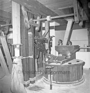 Glinder Heimat- und Mühlenmuseum: Kupfermühle: Innenansicht: Einweihung: Mahlwerk: dahinter Gäste