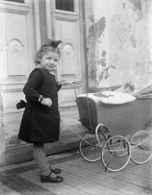 Mittelsachsen, Kinderportrait : Mittelsachsen. Mädchen mit Puppenwagen