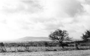 Reichenbach/O.L.-Mengelsdorf. Blick vom Windmühlenanwesen auf die Lausitzer Berge