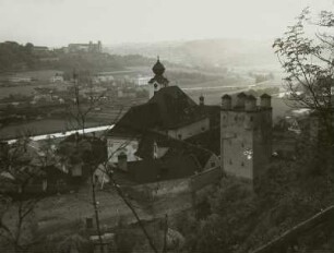 Eichstätt, Stadtansicht : Eichstätt. Stadtmauer mit Wehrturm und Walburgiskirche (M. Barbieri). Blick vom linken Altmühlhang nach Nordwesten gegen die Willibaldsburg