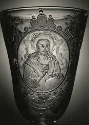 Kuppa, Detail mit "Christus als Herrscher der Welt" in Medaillonkartusche mit Blütenfüllhörnern. Deckelpokal (Gegenseite: Herz Jesu im Strahlenkranz). Dresden, 1720/1730. Glas (dünn, leicht lichtgrün), Matt- und Klarschnitt; Höhe mit Deckel 29 cm. Bautzen: Katholisches Domstift Sankt Petri VGB 3 (Haase, 1988, Kat. Nr. 141)
