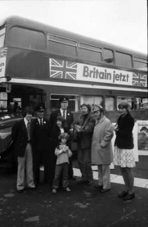 Freiburg: London-Bus auf Tournee am Karlsplatz, mit Singgruppe