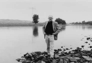 Der Schriftsteller Heinz Czechowski (an der Elbe ?)